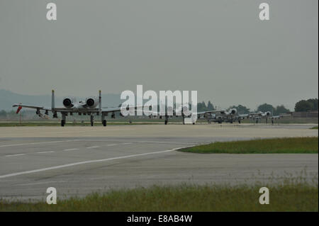 Vier US-Air Force a-10 Thunderbolt II-Flugzeuge zum 25. Fighter Squadron Taxi über den Laufsteg auf Osan Air Base in zugeordnet Stockfoto