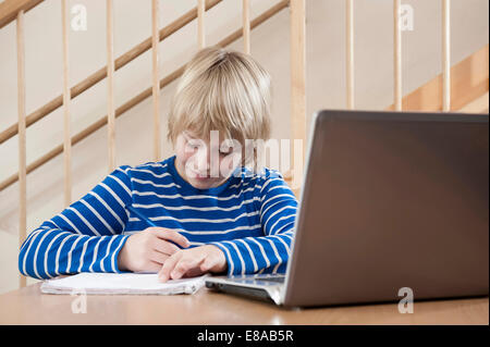 Junge seine Hausaufgaben Stockfoto