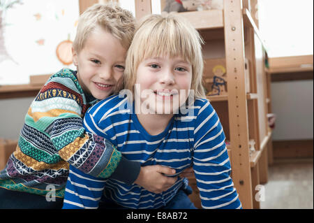 Zwei Brüder nebeneinander Stockfoto