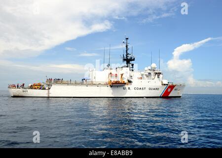 US-Küste Gardisten, die Coast Guard Station Miami Beach, Florida, zugewiesen führen einen auf See Medikament Transfer mit dem Medium-Ausdauer-Cutter USCGC tragen (WMEC 901) im Atlantischen Ozean vor der Küste des südlichen Florida 18. September 2014. Der Bär? s Crew hatte Seiz Stockfoto