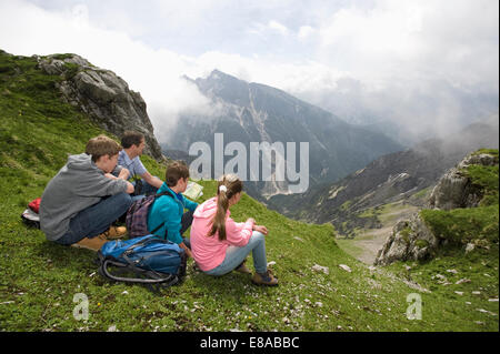 Vater und Kinder Wandern Berge Karte betrachten Stockfoto