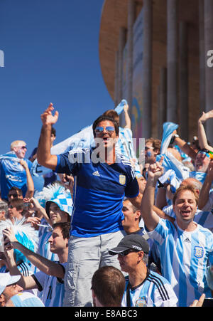 Argentinische Fußball-Fans außerhalb National Mane Garrincha Stadium für World Cup übereinstimmen, Brasilia, Distrito Federal, Brasilien Stockfoto