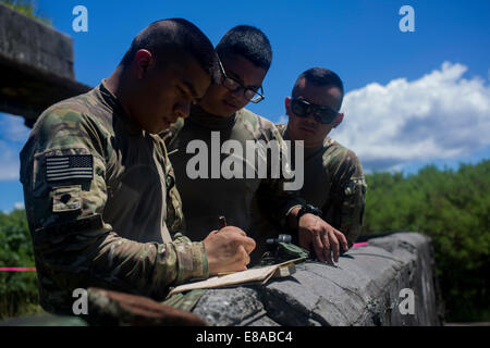 US-Soldaten mit Alpha Company, 1. Bataillon, 294th Infanterie-Regiment, Guam Army National Guard Umfrage einen Umfang während Valiant Shield 2014 in Tinian, Nördliche Marianen, 18. September 2014. Valiant Shield ist eine Biennale US Air Force, Navy und Mar Stockfoto