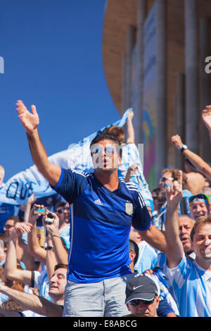 Argentinische Fußball-Fans außerhalb National Mane Garrincha Stadium für World Cup übereinstimmen, Brasilia, Distrito Federal, Brasilien Stockfoto