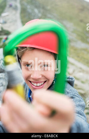 Kleiner Junge Helm halten Klettern Karabiner Stockfoto