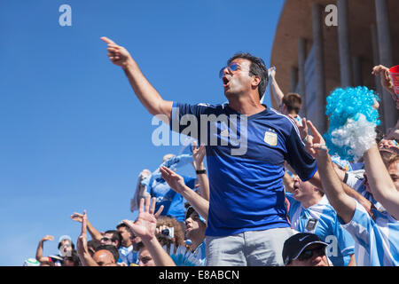 Argentinische Fußball-Fans außerhalb National Mane Garrincha Stadium für World Cup übereinstimmen, Brasilia, Distrito Federal, Brasilien Stockfoto