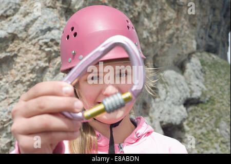 Porträt-Teenager-Mädchen Nahaufnahme mit Karabiner Stockfoto