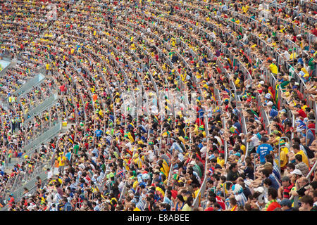 Fußball-Fans beim World Cup passen innerhalb nationaler Mane Garrincha Stadium, Brasilia, Distrito Federal, Brasilien Stockfoto