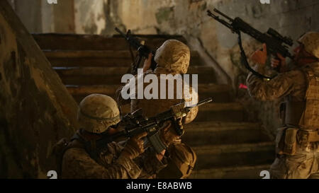 US-Marines mit Alpha Company, 1. Bataillon, 3. Marine Regiment, 3rd Marine Division, III Marine Expeditiona zugeordnet Stockfoto