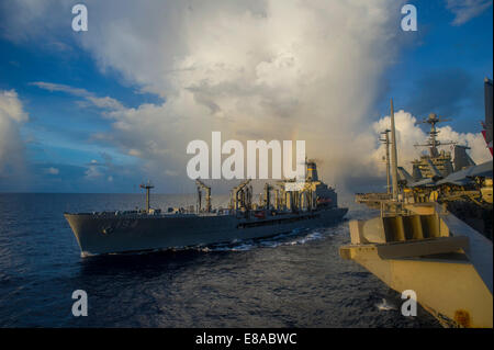 Der Flotte Nachschub Öler USNS John Ericsson (T-AO 194), links, dampft neben dem Flugzeugträger USS George Washington (CVN-73) während einer Auffüllung auf See als Teil des Valiant Shield 2014 im Pazifischen Ozean 20. September 2014. Valiant Shield ist ein b Stockfoto