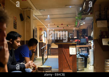 BARCELONA COFFEE-SHOPS CANNABIS Marihuana In Barcelona.  Menschen rauchen Marihuana innerhalb des Vereins Kush Cannabis, speciali Stockfoto