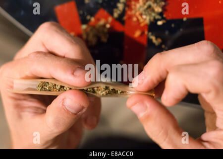 Junger Mann Hände Rollen Marihuana gemeinsame, hautnah.  BARCELONA COFFEE SHOPS CANNABIS Marihuana In Barcelona wenn sind Sie im Barc Stockfoto