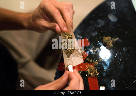 Junger Mann Hände Rollen Marihuana gemeinsame, hautnah. BARCELONA COFFEE SHOPS CANNABIS Marihuana In Barcelona wenn sind Sie befind Stockfoto