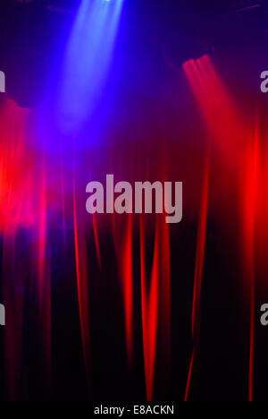 Scheinwerfer auf dem roten Hintergrund eine leere Bühne Stockfoto