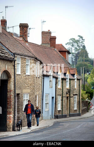Vater und Sohn zu Fuß ihren Hund in der Stadt von Bruton UK Somerset Stockfoto