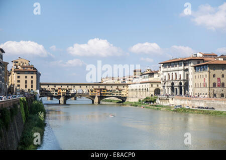 Blick auf Ponte Vecchio Brücke mit Schädel auf den grünen Arno auf der Wasserseite der Uffizien Galerie Florenz Firenze Stockfoto