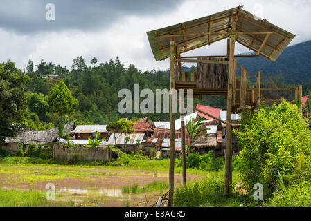Traditionelles Dorf in den abgelegenen Mamasa Tal, West Tana Toraja, South Sulawesi, Indonesien. Stockfoto