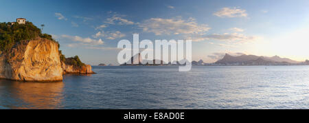 Blick auf Rio De Janeiro von Ilha da Boa Viagem, Niteroi, Rio De Janeiro, Brasilien Stockfoto