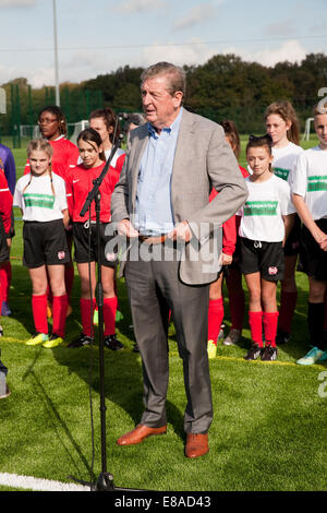 Roy Hodgson England Manager machte eine kurze Rede bei der Eröffnung der neuen 3G Tonhöhe an Charles Darwin Schule in Biggin Hill Stockfoto