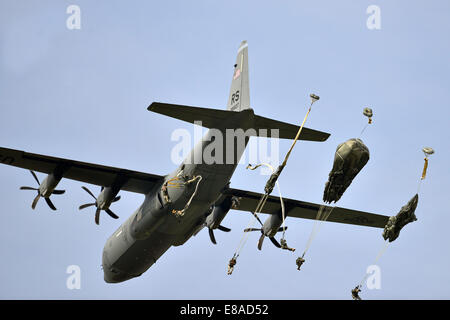 US Army Fallschirmjäger der 173. Brigade Support Battalion, 173rd Airborne Brigade Combat Team, Verhalten, was in der Luft Betrieb mit t-11 aus eine c-130 Hercules-Flugzeuge bei Juliet Drop-Zone in Pordenone, Italien, 24. September 2014 Fallschirme. Die c-130 Hercu Stockfoto