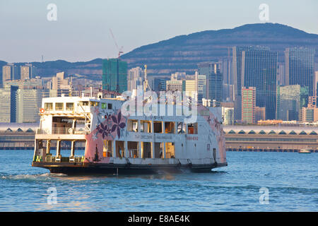 Abendliche Kreuzfahrt Schiff fährt. Kowloon Bay und die Kai nehmen Cruise Terminal Hinter, Hong Kong. Stockfoto