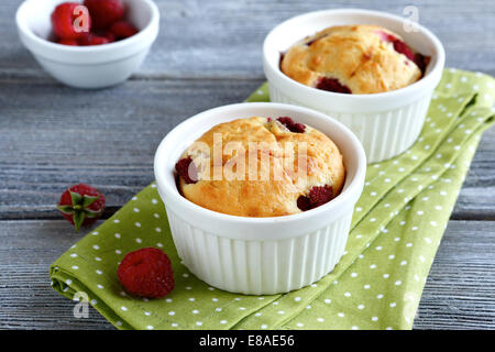 Kuchen mit Beeren in Auflaufform, leckeres Essen Stockfoto