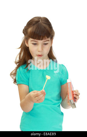 Mädchen halten in der hand beleuchtet Spiel isoliert auf weißem Hintergrund Stockfoto