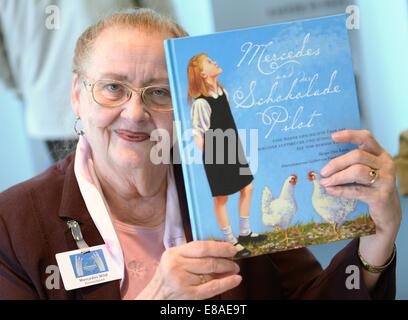 Zeitzeuge Mercedes Wild präsentiert ihr Buch "Mercedes und der Chocolate Pilot" am Tag der offenen Tür in der hessischen Büros der Bundesregierung anlässlich des 65. Jahrestages der Berliner Luftbrücke. Foto: Britta Pedersen/dpa Stockfoto