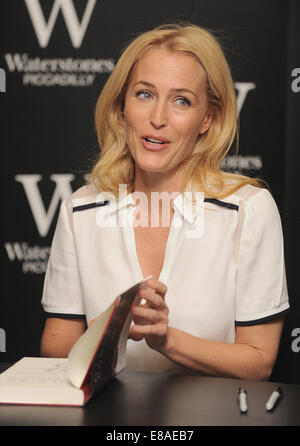 London, UK, UK. 3. Oktober 2014. Gillian Anderson unterzeichnet Kopien von ihren ersten Roman A Vision of Fire bei Waterstones. Bildnachweis: Ferdaus Shamim/ZUMA Draht/Alamy Live-Nachrichten Stockfoto