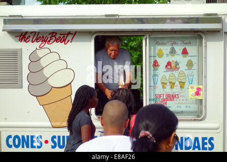 Eiswagen dient, eine Schlange von Menschen in Toronto, Kanada Stockfoto