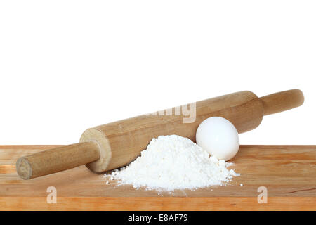 Battledore, Mehl und Ei liegen auf Schneidebrett Stockfoto