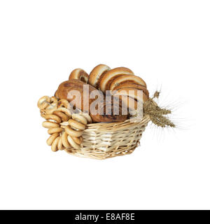 Gebäck und Bagels mit Getreide Ohren in Korb isoliert auf weißem Hintergrund Stockfoto