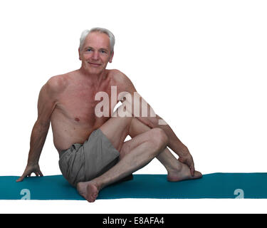 Yogi-Mann sitzt in Yoga-Pose auf Matte isoliert auf weißem Hintergrund mit Textfreiraum Stockfoto