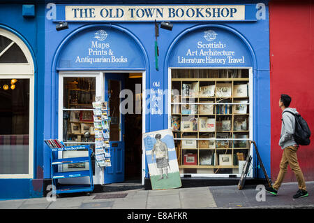 Mann vorbeigehen und lookin in The Old Town Buchhandlung auf Victoria Street, Edinburgh, Schottland Stockfoto