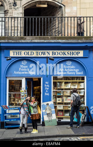 Touristen außerhalb der Altstadt-Buchhandlung am Victoria Street, Edinburgh, Schottland Stockfoto