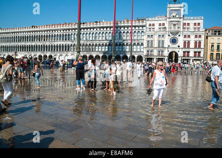 Flut und Vollmond verursacht Piazza San Marco, mit Meerwasser zu füllen Stockfoto