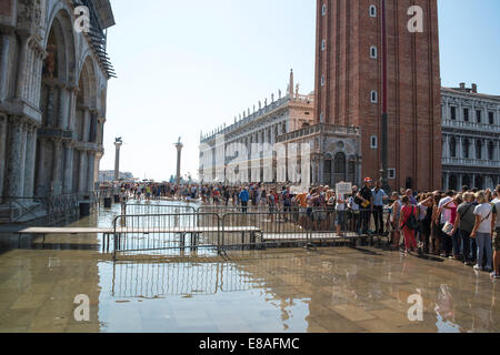 Flut und Vollmond verursacht Piazza San Marco, mit Meerwasser zu füllen Stockfoto