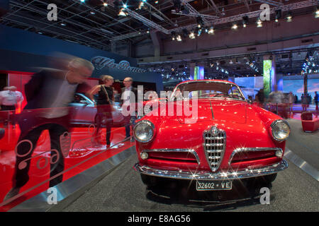 Paris, Frankreich. 3. Oktober 2014. Eine alte Alfa Romeo Giulietta Sprint ist während der zweiten Pressetag der Paris Motor Show (Mondial de l ' Automobile) in Paris, Frankreich, 3. Oktober 2014 abgebildet. Der Paris Motor Show, die alle zwei Jahre stattfindet, läuft von 4 bis 19 Oktober. Foto: Daniel Karmann/Dpa/Alamy Live News Stockfoto