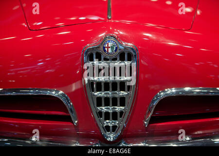 Paris, Frankreich. 3. Oktober 2014. Das Logo von Alfa Romeo ist während der zweiten Pressetag der Paris Motor Show (Mondial de l ' Automobile) in Paris, Frankreich, 3. Oktober 2014 abgebildet. Der Paris Motor Show, die alle zwei Jahre stattfindet, läuft von 4 bis 19 Oktober. Foto: Daniel Karmann/Dpa/Alamy Live News Stockfoto