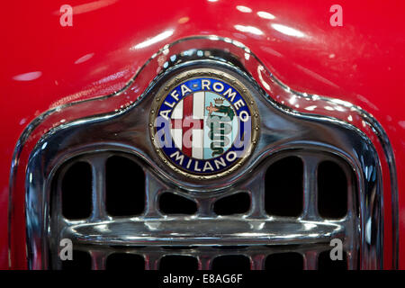 Paris, Frankreich. 3. Oktober 2014. Das Logo von Alfa Romeo ist während der zweiten Pressetag der Paris Motor Show (Mondial de l ' Automobile) in Paris, Frankreich, 3. Oktober 2014 abgebildet. Der Paris Motor Show, die alle zwei Jahre stattfindet, läuft von 4 bis 19 Oktober. Foto: Daniel Karmann/Dpa/Alamy Live News Stockfoto