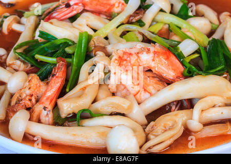 Nahaufnahme von gebraten Pilzen und Garnelen auf weißen Teller Stockfoto