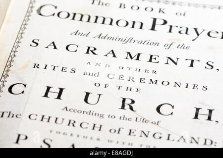 Vordere Abdeckung einer sehr alten Version von Book Of Common Prayer (CofE) Stockfoto