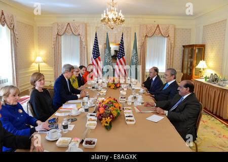 US-Außenminister John Kerry trifft mit der saudische Außenminister Prinz Saud Al-Faisal in New York City am 22. September 2014. Die Sekretärin hält Sitzungen in Verbindung mit der 69. Sitzung der Generalversammlung der Vereinten Nationen. Stockfoto