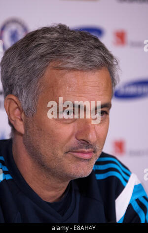 Jose Mourinho, Trainer von Chelsea Football Club befasst sich mit Medien vor Spiel Stockfoto