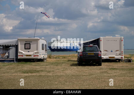 Der Autotransporter Glovis Geist geht RV Camper auf dem Vorland von Southampton Wasser bei Calshot Stockfoto