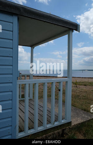 Calshot Strandblick aus der Strandhütten mit Blick auf den Solent mit Blick auf die Isle Of Wight Stockfoto