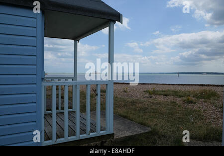 Calshot Strandblick aus der Strandhütten mit Blick auf den Solent mit Blick auf die Isle Of Wight Stockfoto