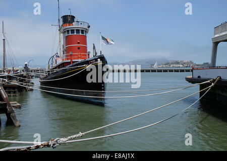 Schlepper Boot Hercules vertäut im San Francisco nationaler historischer Park San Francisco mit Insel Alcatraz im Hintergrund Stockfoto