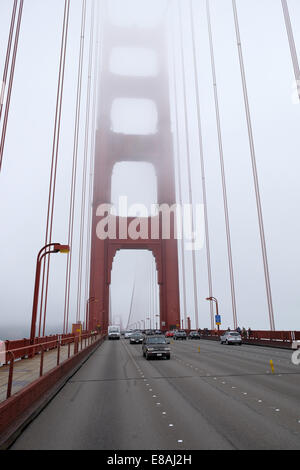 fahren über San Francisco golden Gate Bridge im Nebel Stockfoto