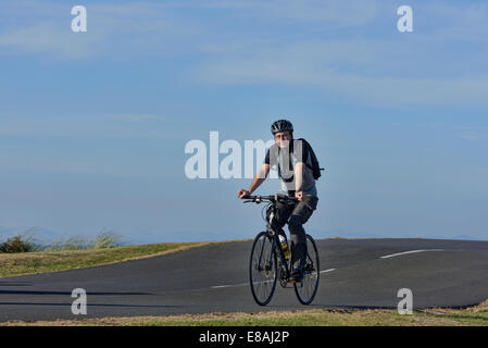 Junge männliche Radfahrer reiten entlang der Küste weg in Blackpool, Lancashire, Großbritannien Stockfoto